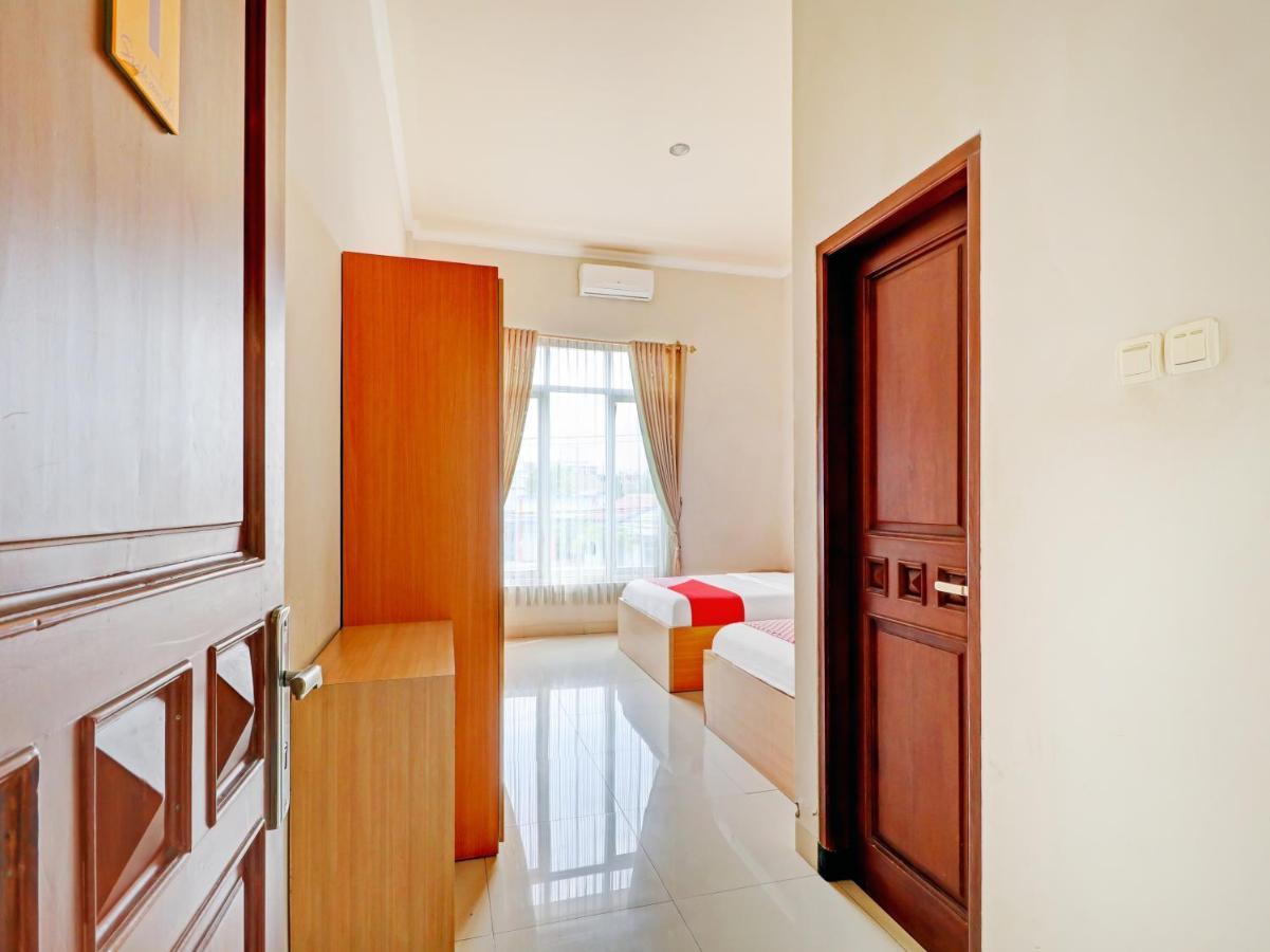 Oyo 90347 Hotel Srikandi Syariah Tasikmalaya Εξωτερικό φωτογραφία