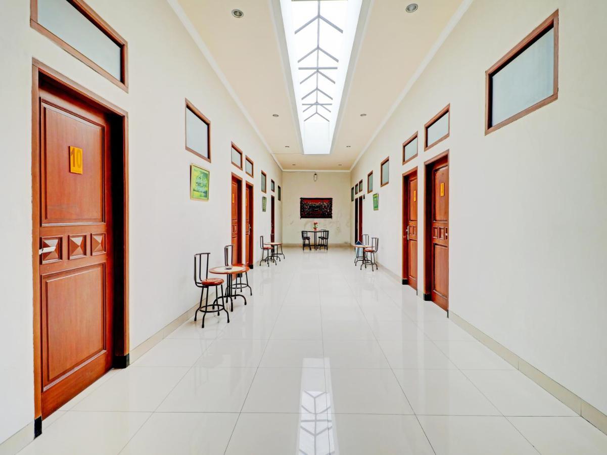 Oyo 90347 Hotel Srikandi Syariah Tasikmalaya Εξωτερικό φωτογραφία